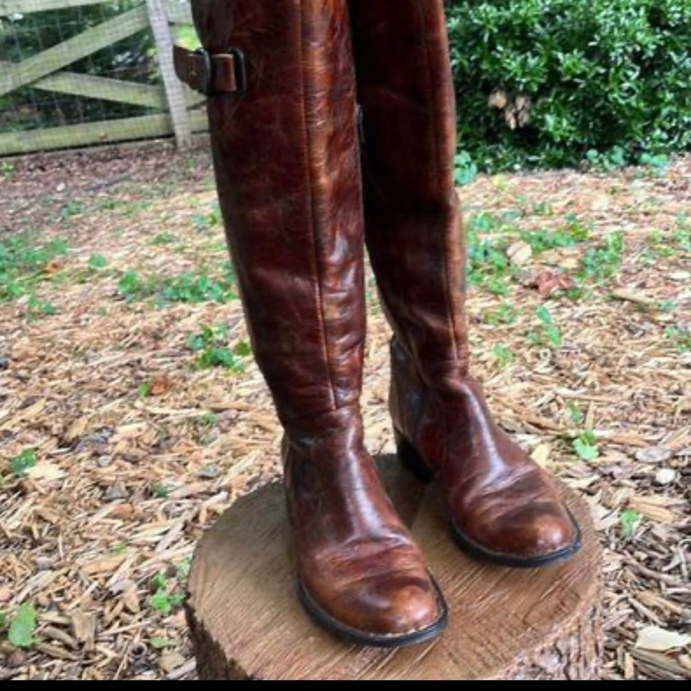 Handsome Barn Crown distressed leather boots in good shape as shown. Size 6.5 🤠